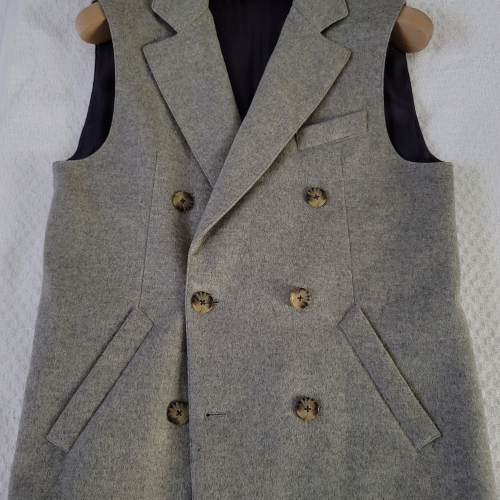 Suitsupply vest in small